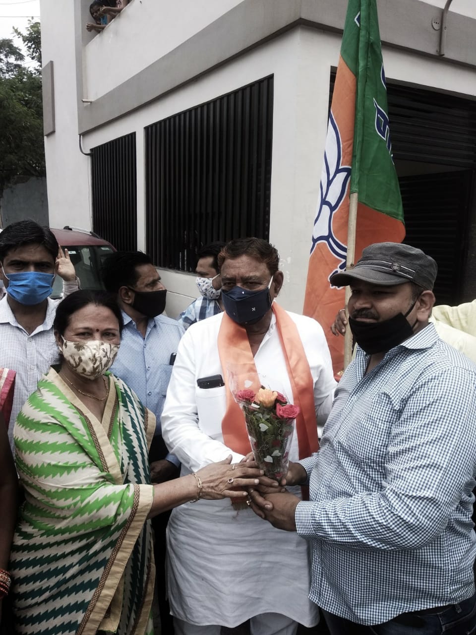 पूर्व विधायक नेमा ने पिपलिया हाना तालाब में सफाई की
