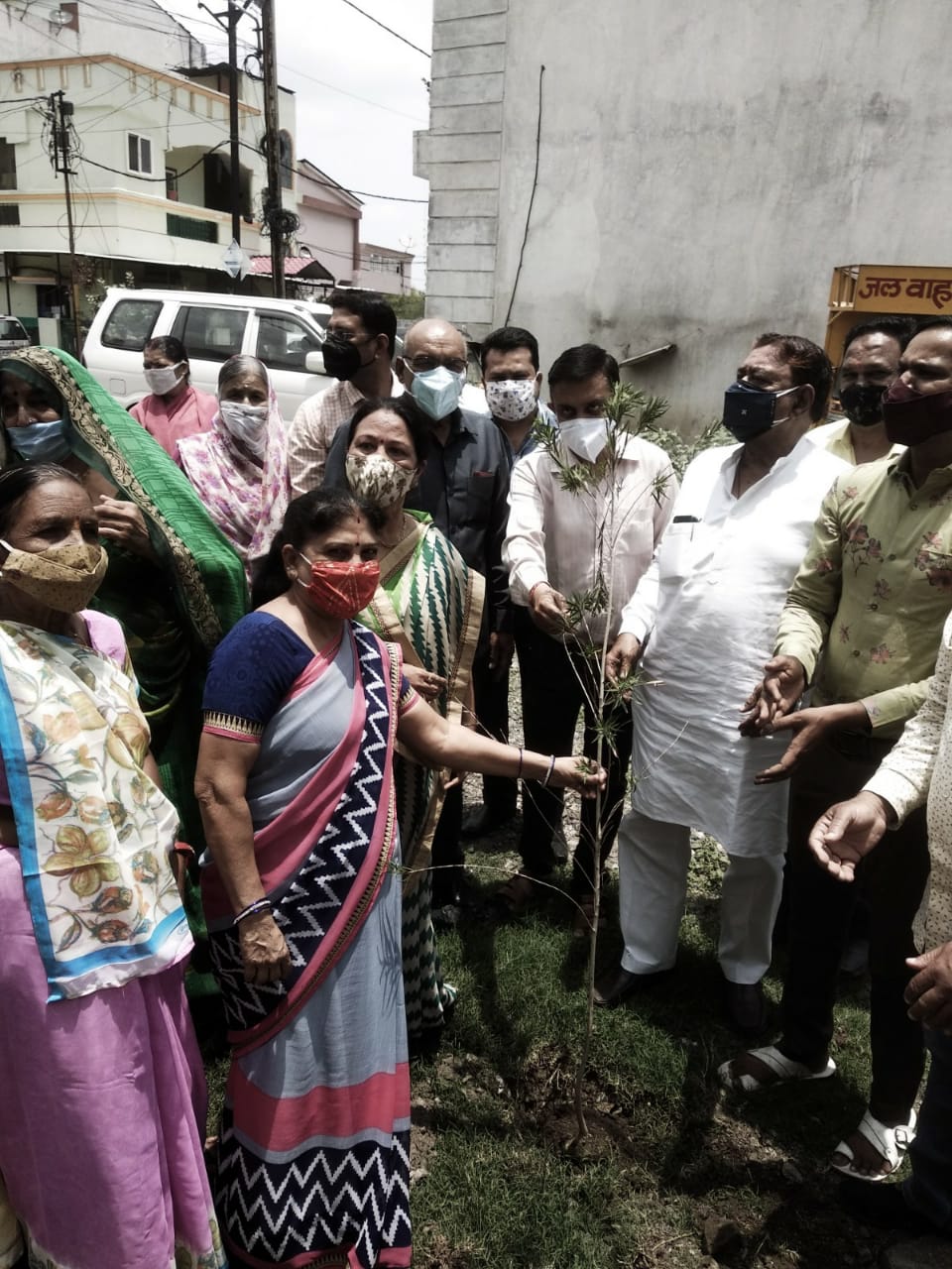 पूर्व विधायक नेमा ने पिपलिया हाना तालाब में सफाई की