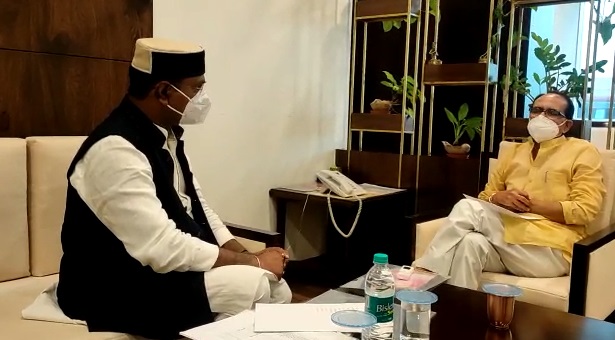 शिवराज की मंत्री सारंग से चर्चा, बोले-महिलाओं के लिए चलाएंगे पिंक कैंपेन
