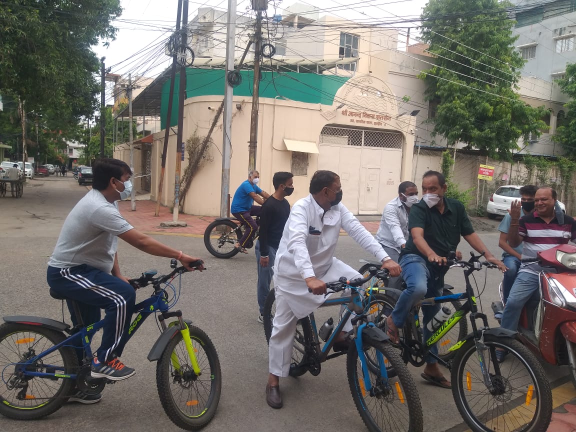 पूर्व विधायक गोपी कृष्ण नेमा ने आज वार्ड क्रमांक 69 मैं वैक्सीनेशन सेंटर एवं भगत सिंह मंडल के योग केंद्र का उद्घाटन किया