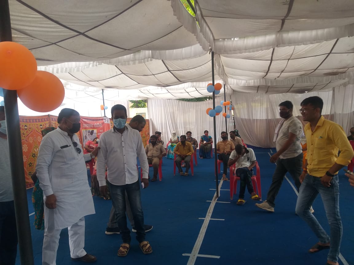 पूर्व विधायक गोपी कृष्ण नेमा ने आज वार्ड क्रमांक 69 मैं वैक्सीनेशन सेंटर एवं भगत सिंह मंडल के योग केंद्र का उद्घाटन किया