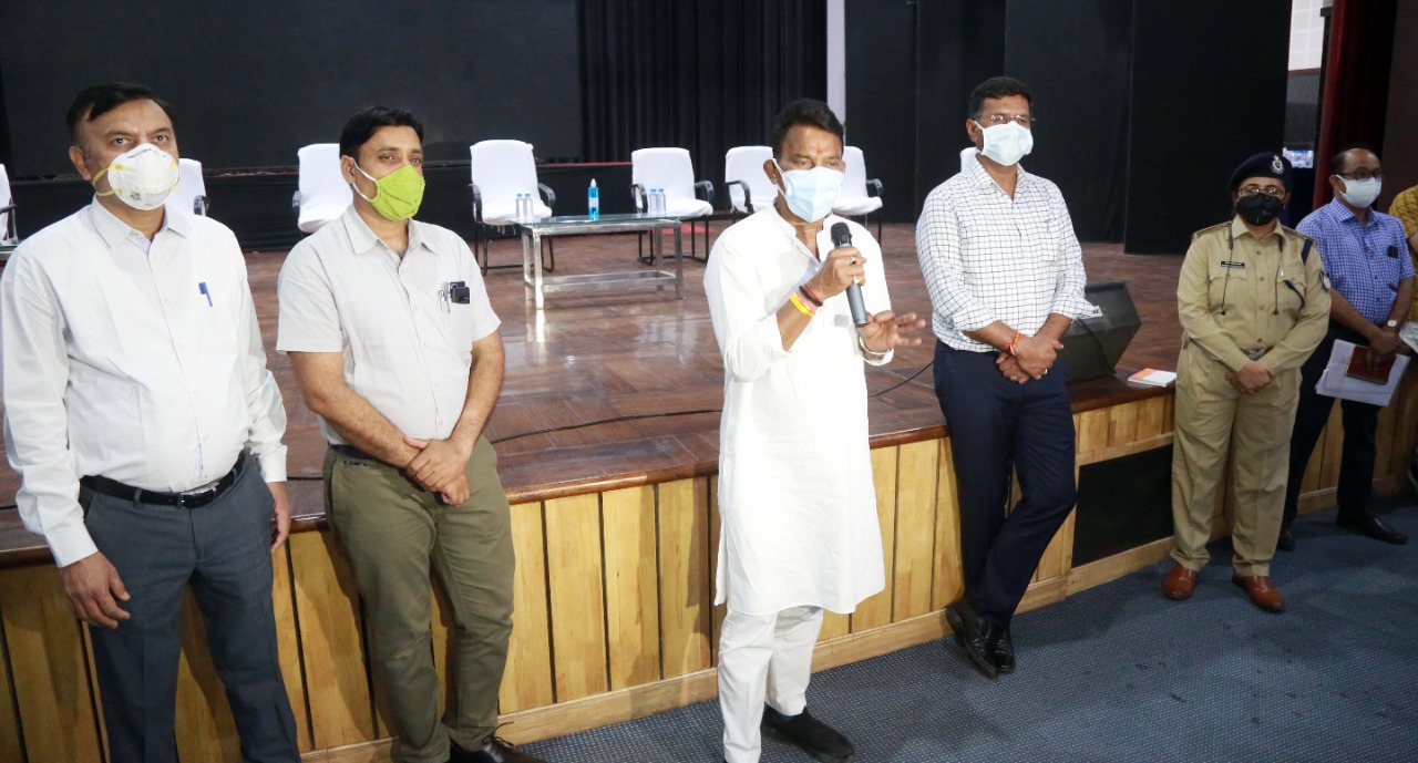 Indore News : सिक्योरिटी गार्ड्स के लिये कोविड टीकाकरण शिविर आयोजित होंगे