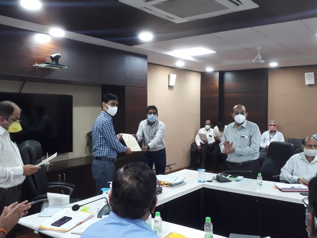 मप्रपक्षेविविकं के प्रबंध निदेशक ने किया कर्मचारियों का सम्मान