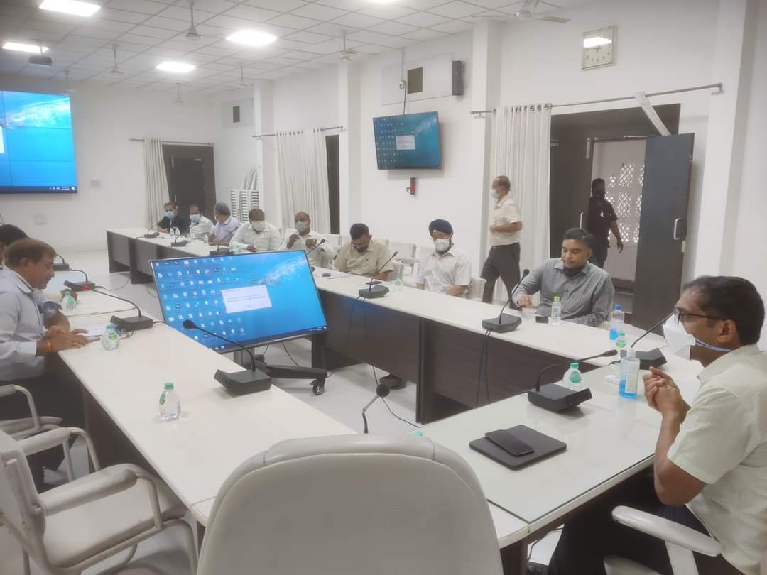 कलेक्टर की उज्जैन के उद्यमियों के साथ चर्चा , आवश्यकता अनुसार क्लस्टर में कराई जायेगी जमीन उपलब्ध