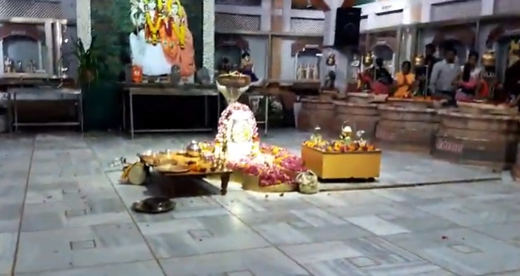 Sawan 2021: इंदौर के इस मंदिर में अनोखे तरीके से होती शिवजी की आरती, एक साथ होते है 12 ज्योर्तिलिंग के दर्शन