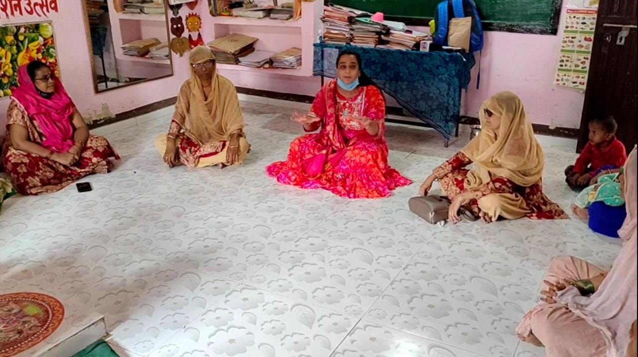 साहिकाओं एवं बस्ती की महिलाओं को दी जा रहीं है निःशुल्क आयुर्वेदिक एक्यूप्रेशर के परीक्षण