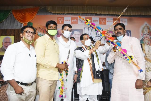 इंदौर पहुंचे मिश्रा के स्वागत में धक्का-मुक्की, गर्म दूध के कड़ाव में गिरा युवक