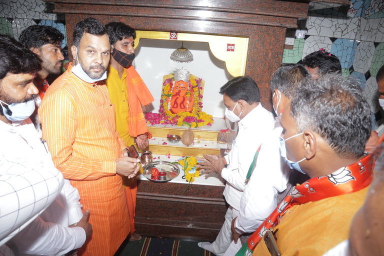 महिदपुर पहुंचे प्रभारी मंत्री ने चिन्तामन गणेश मन्दिर में की पूजा