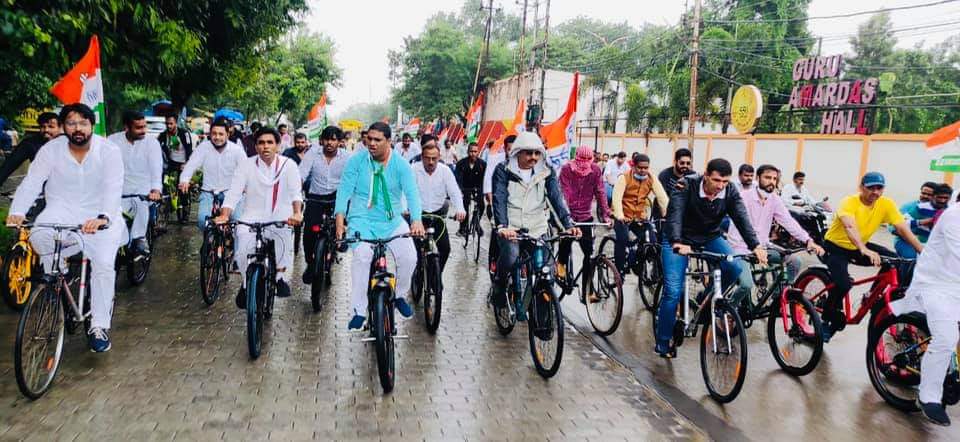 बारिश भी नहीं तोड़ पाई युवा कांग्रेस का हौसला, निकाली साइकिल रैली