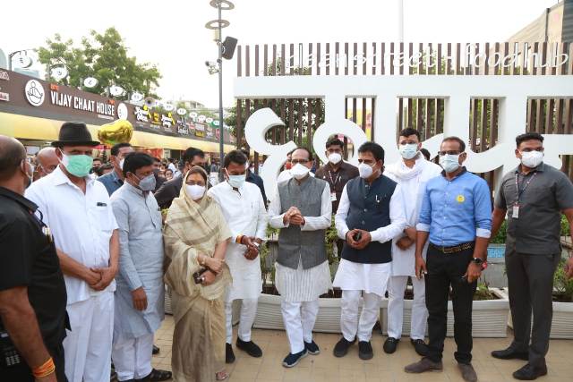 शिवराज 56 दुकान गए कार से उतरे फोटो खिचाया चल दिए