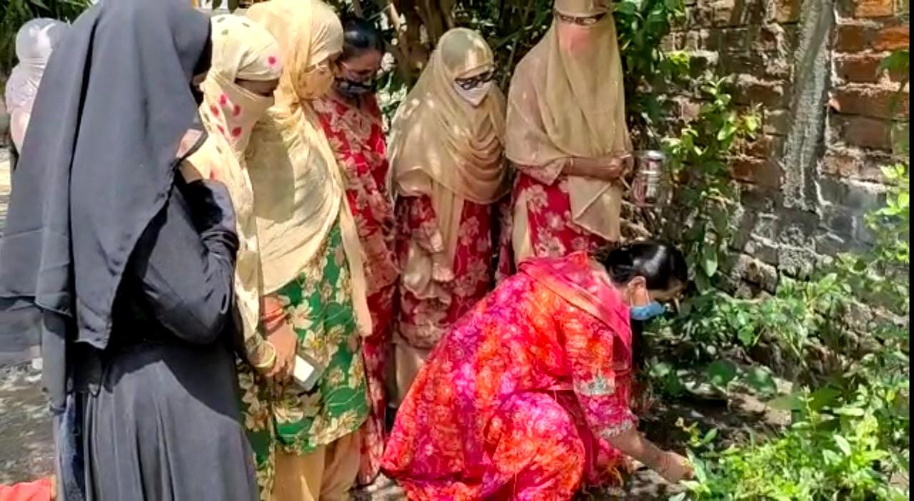 साहिकाओं एवं बस्ती की महिलाओं को दी जा रहीं है निःशुल्क आयुर्वेदिक एक्यूप्रेशर के परीक्षण