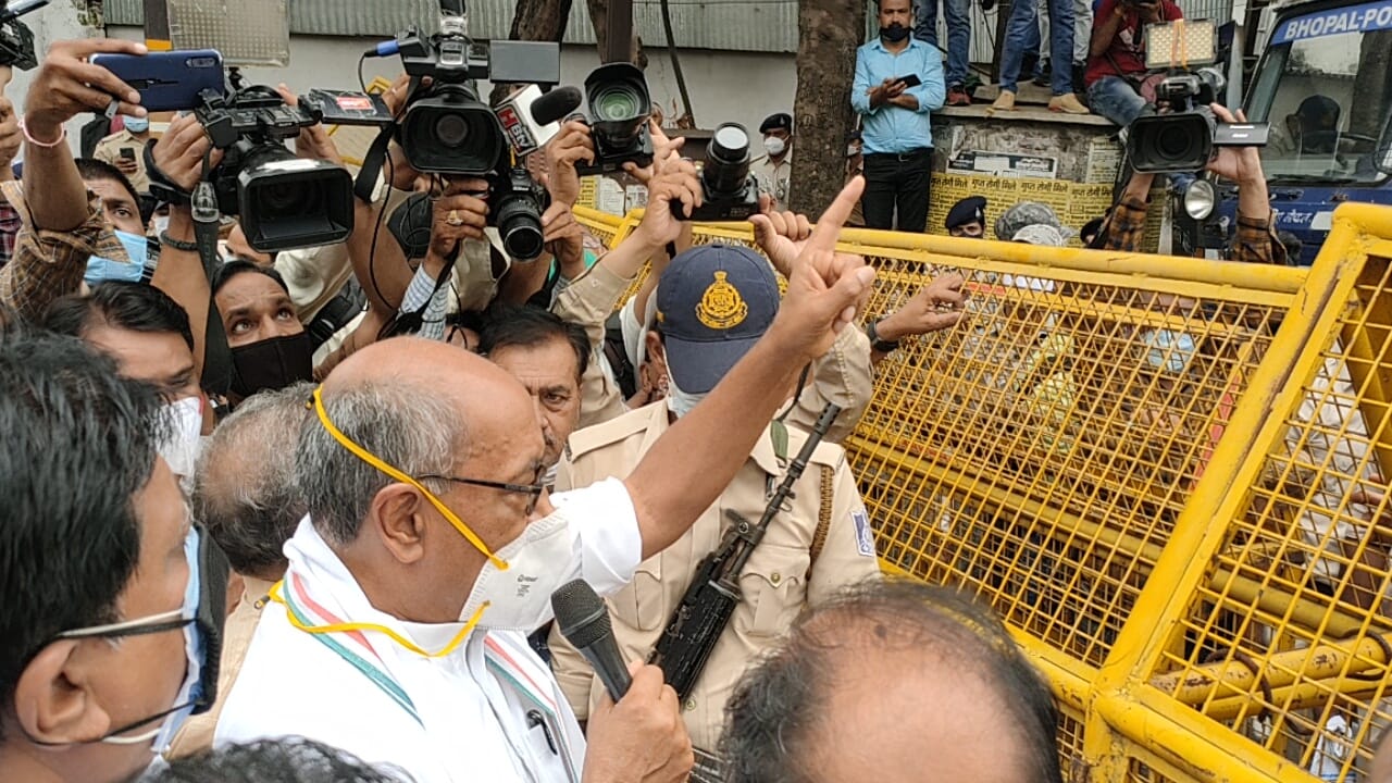 भोपाल के Dig के साथ दिग्विजय कि तीखी नोकझोक, कही ये बात