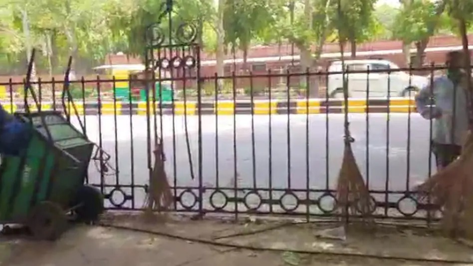 सुप्रीम कोर्ट में बढ़ा चोरी का खतरा, तालों से बांधी गई झाड़ू