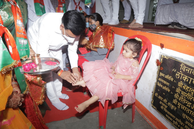 महिदपुर पहुंचे प्रभारी मंत्री ने चिन्तामन गणेश मन्दिर में की पूजा