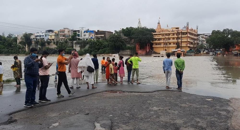 उज्जैन: शिप्रा नदी उफान पर, सेल्फी के चक्कर में लोग दुर्घटना को दे रहे न्योता