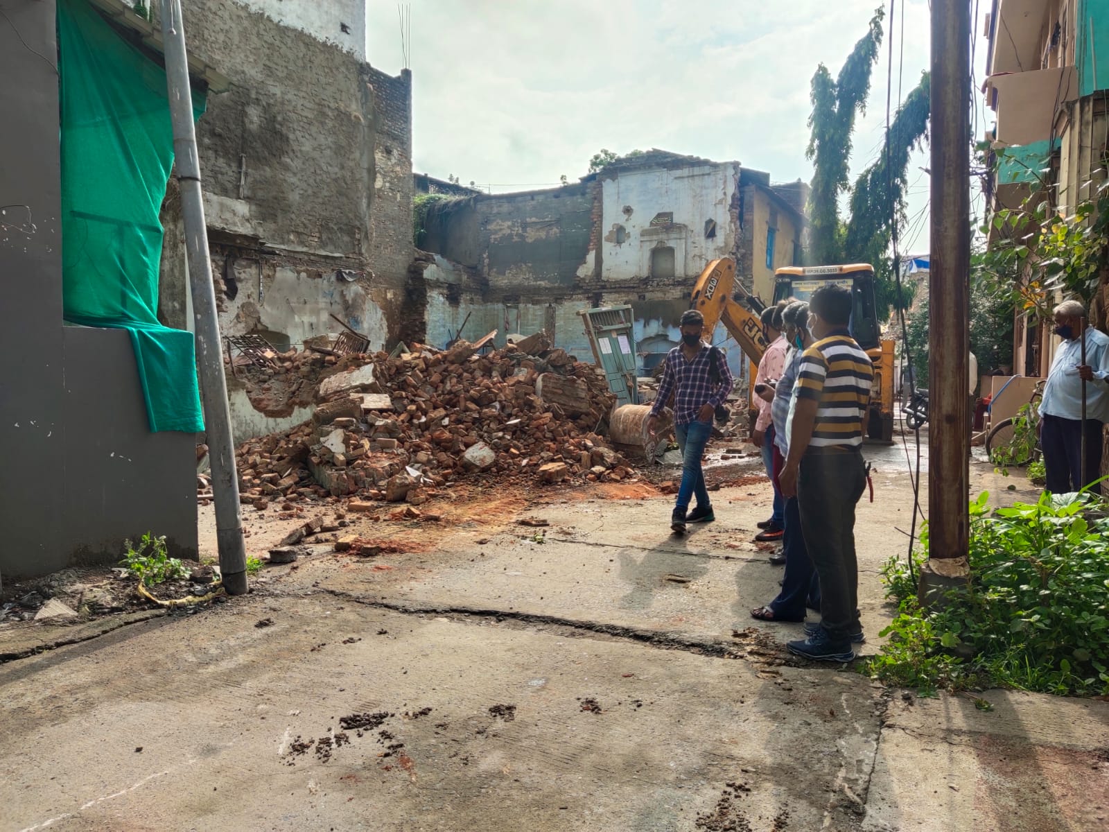 Indore News: 4 जर्जर व खतरनाक मकान पर चली JCB, आयुक्त ने दिए थे निर्देश
