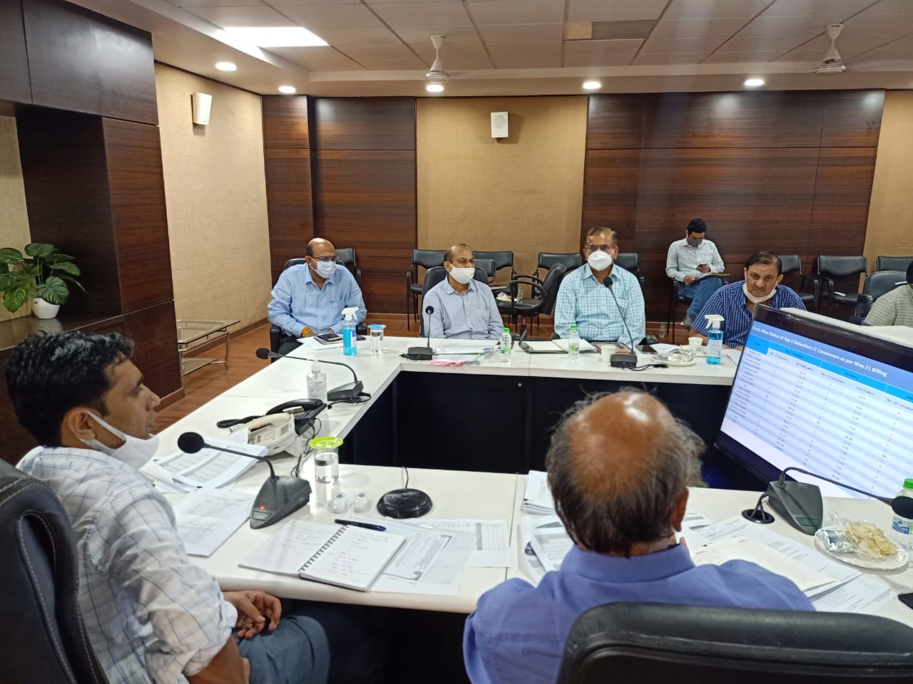 Indore News : ट्रिपिंग में और कमी लाने, बिजली बिल के राजस्व वृद्धि के लिए जुटने का आह्वान