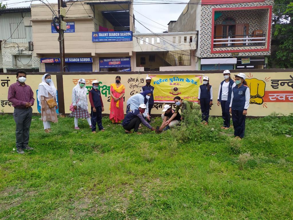 Indore News : पर्यावरण संरक्षण के महत्व को समझते हुए, एसपीसी के कैडेट्स द्वारा स्कूल में हो रहा पौधारोपण