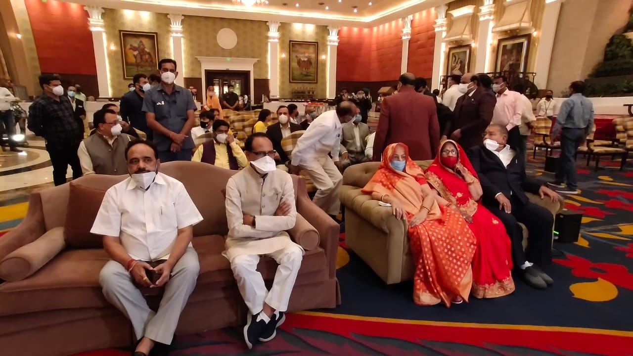 मुख्यमंत्री चौहान पटवा परिवार के वैवाहिक कार्यक्रम में हुए शामिल