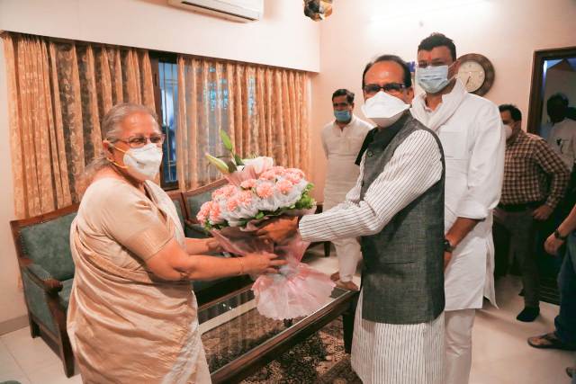 सुमित्रा महाजन से मिले शिवराज, स्वस्थ जीवन और दीर्घायु होने की कामना की