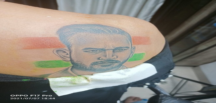इस हद तक बढ़ी धोनी के फैंस की दीवानगी, युवती ने बनवाया अनोखा टैटू