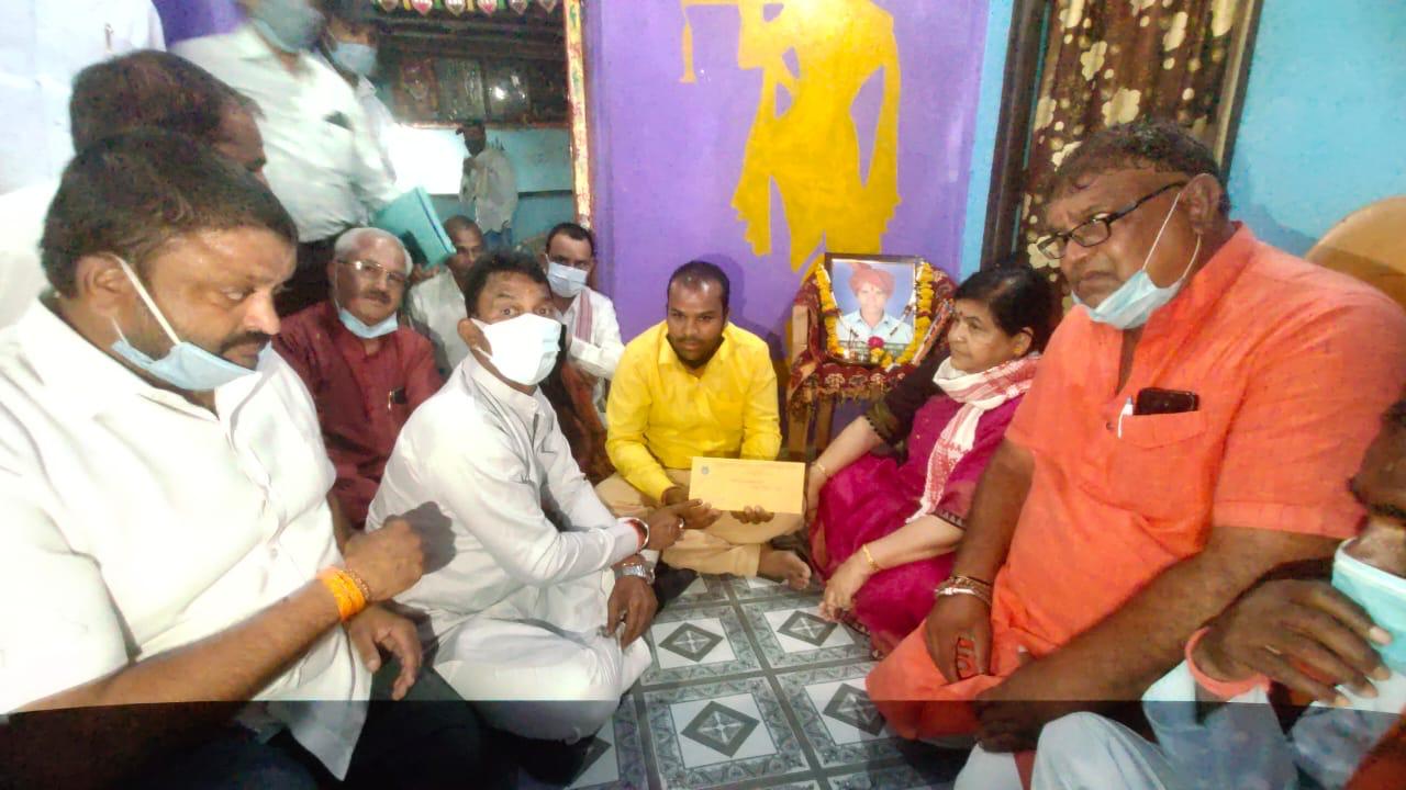 कोरोना से मृत शासकीय कर्मी के आश्रित को दो मंत्रियों ने घर पहुंचकर दिया अनुकंपा नियुक्ति पत्र