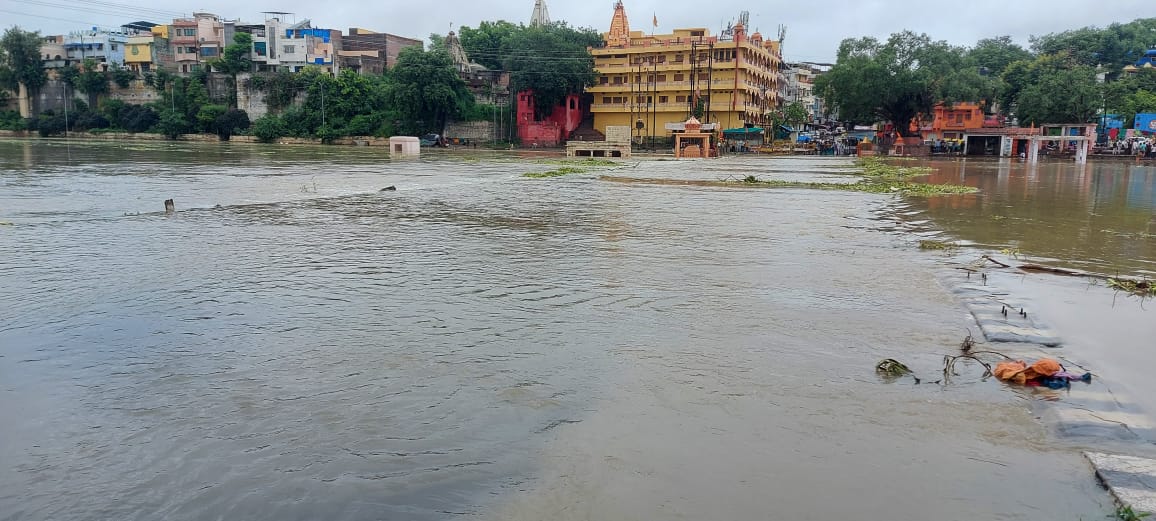 उज्जैन: शिप्रा नदी उफान पर, सेल्फी के चक्कर में लोग दुर्घटना को दे रहे न्योता