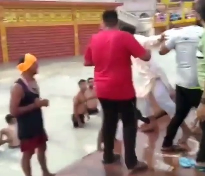 गंगा में बैठ हुक्का पी रहे युवकों पर फूटा तीर्थ पुरोहितों का गुस्सा