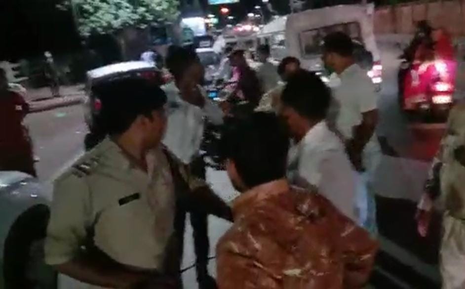 भोपाल: EON गाड़ी वाले को असिस्टेंट कमिश्न की कार ने मारी टक्कर, अधिकारी की कर दी पिटाई!