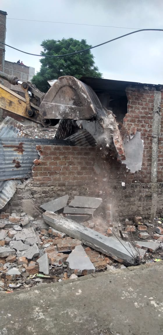 Indore News : 3 dilapidated and dangerous houses removed by the corporation
