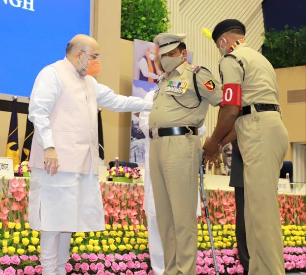 BSF के 18 वें अलंकरण समारोह में अमित शाह ने अधिकारियों और कार्मिकों को किया अलंकृत