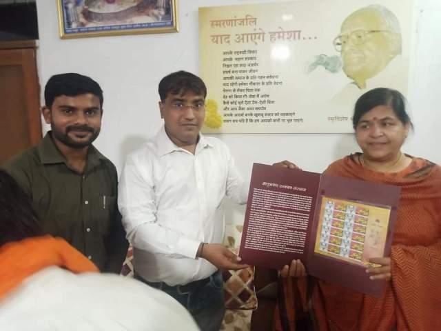 उषा ठाकुर ने किया कवि कुँअर बेचैन पर बने 'डाक टिकट' का लोकार्पण