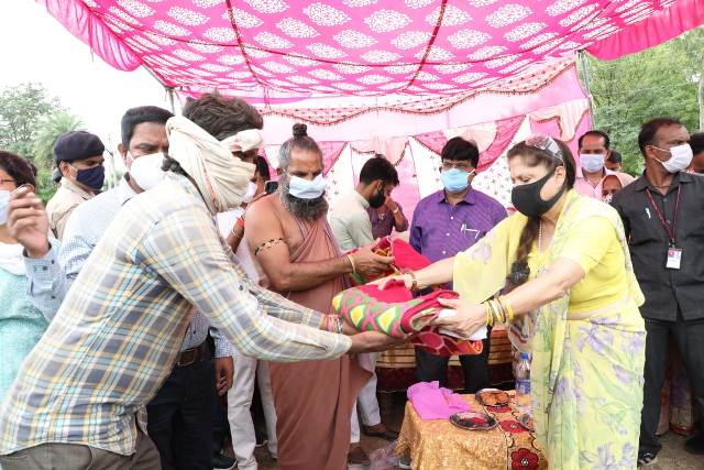 शिवपुरी जिले के बाढ़ प्रभावितों को यशोधरा राजे ने बांटी राहत सामग्री