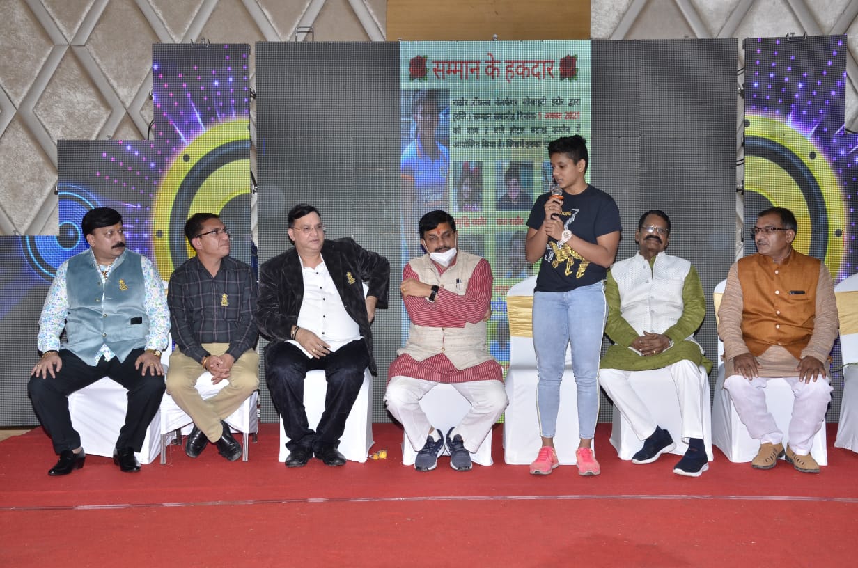 मंत्री यादव ने किया माही राठौर का सम्मान
