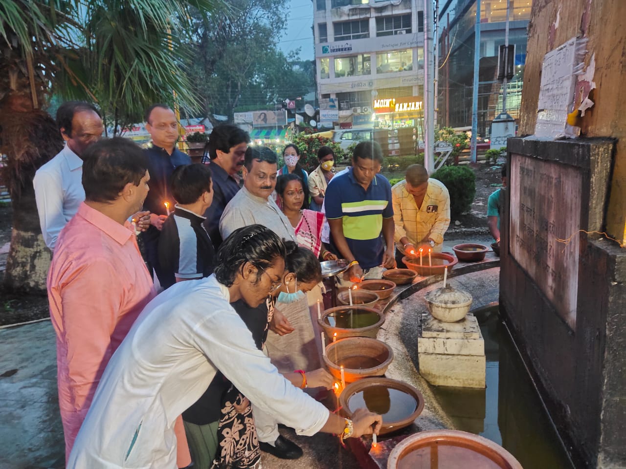 Indore: रीगल चौराहे पर नीमच आदिवासी को दी श्रद्धांजलि