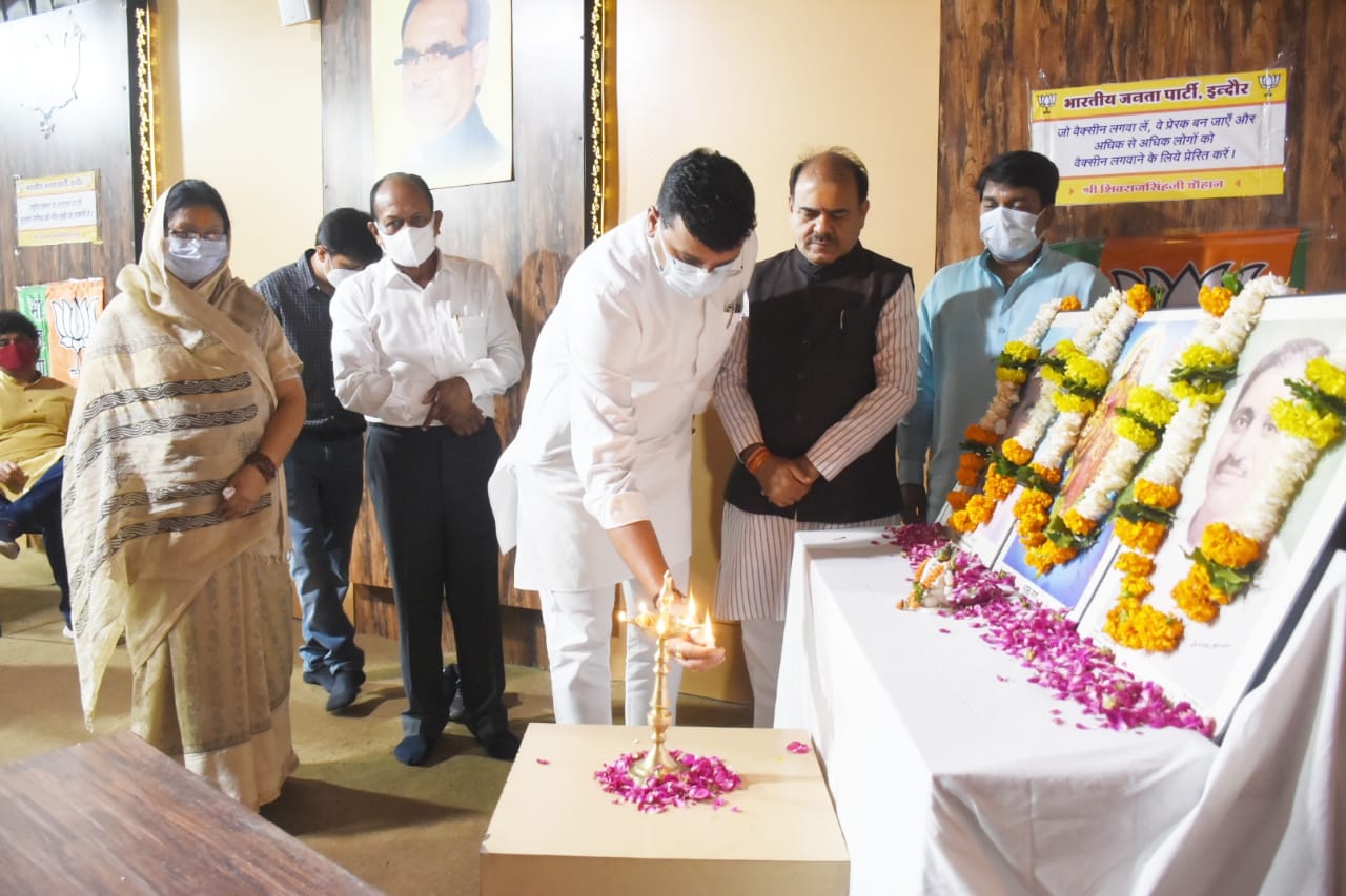 Indore News: गृहमंत्री नरोत्तम मिश्रा का भाजपा कार्यालय आगमन पर किया स्वागत-सत्कार...