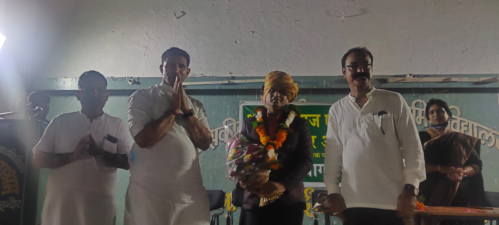 मल्हाराश्रम ओल्ड बॉयज एसोसिएशन ने अपने शिक्षक को दी सेवानिवृत्ति की बिदाई