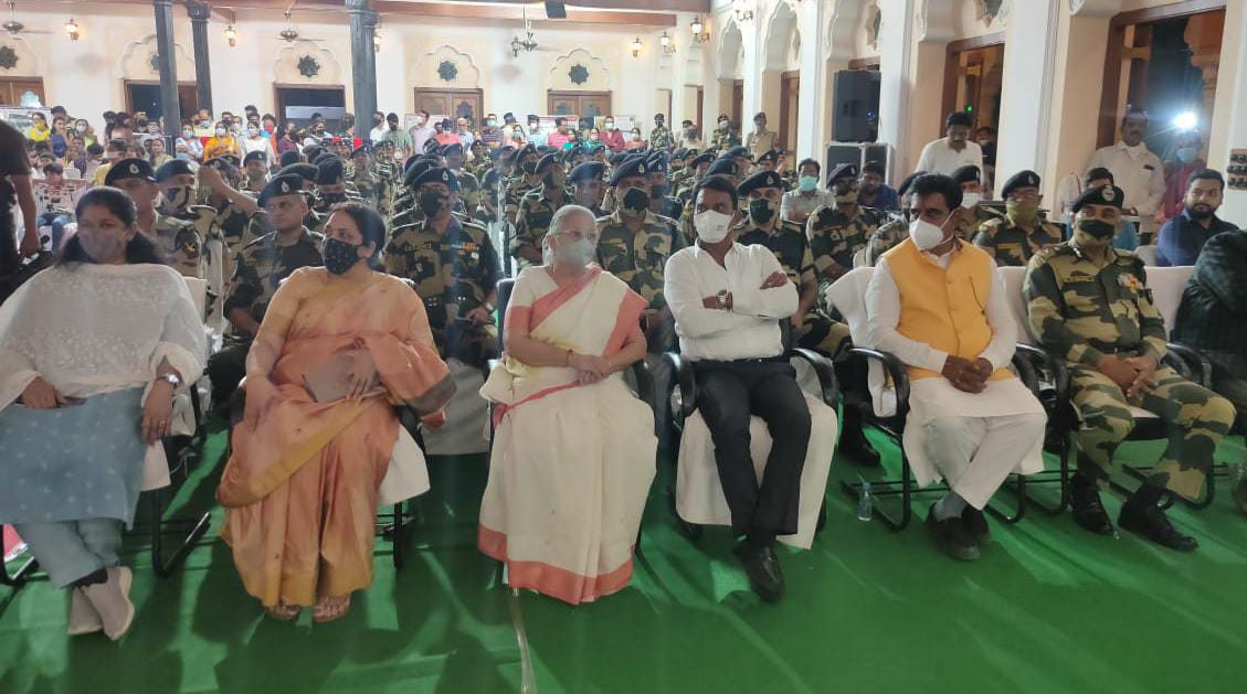 BSF बैंड ने देशभक्ति के रंग में रंगा माहौल, गांधी हॉल में हुआ कार्यक्रम