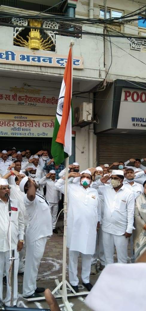 गांधी भवन पर शहर कांग्रेस अध्यक्ष ने फहराया तिरंगा