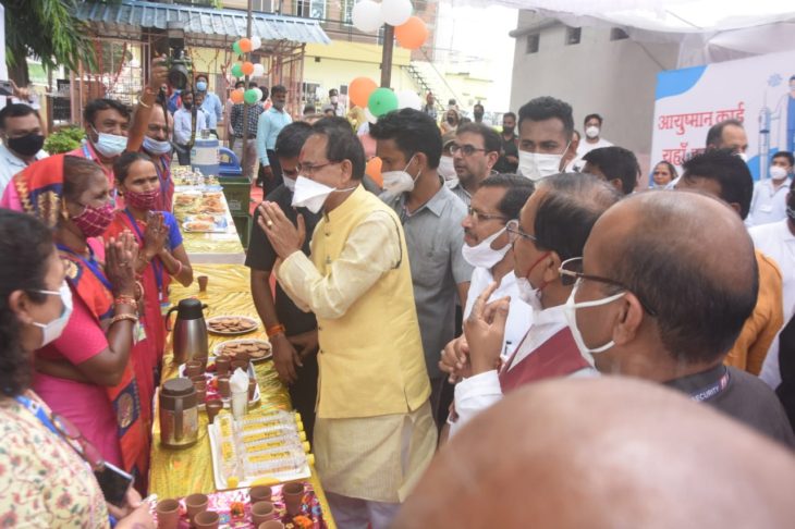 MP News: एमपी दौरे पर निकले सीएम शिवराज ने रतलाम के वैक्सीनेशन सेंटर का लिया जायजा