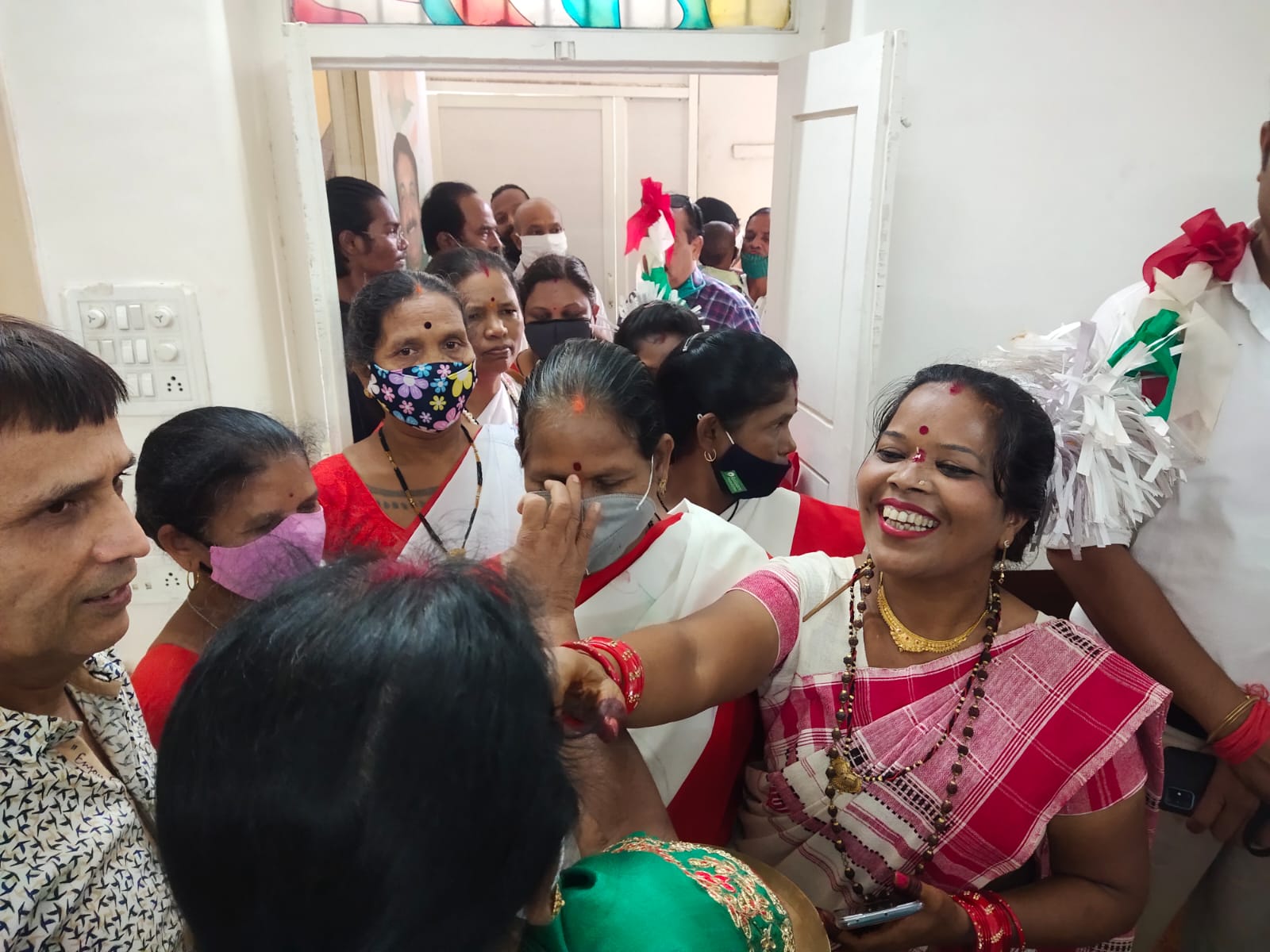 विश्व आदिवासी दिवस: गांधी भवन में आदिवासी बंधुओं का हुआ सम्मान