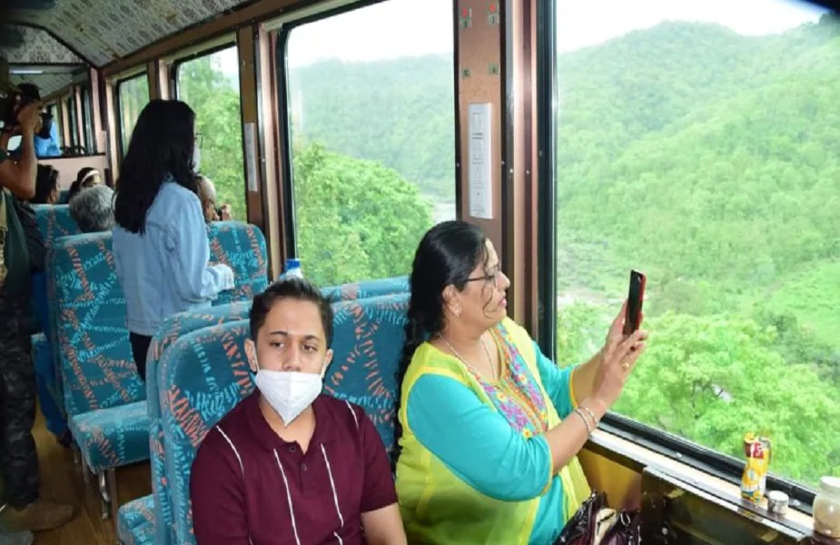 Indore News: छुक-छुक करती हेरिटेज ट्रेन में बैठ कर निहारे मालवा की खूबसूरत वादियां, शुरू हुआ सफर