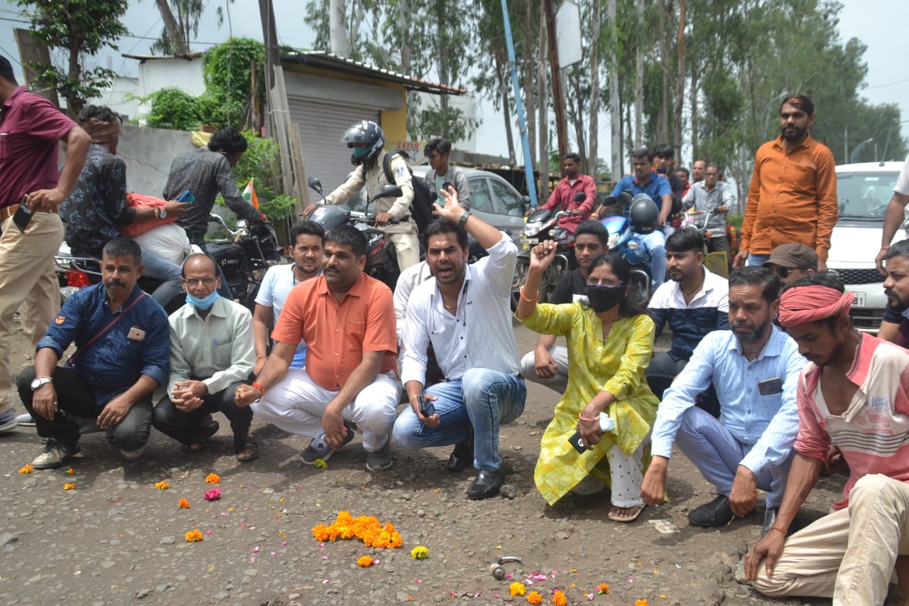 सांवेर: "रोड नहीं तो वोट नहीं", प्रदर्शन पर उतरी जनता