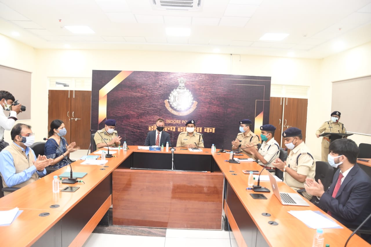 पुलिस की बीट प्रणाली को और बेहतर बनानें हेतु, आईआईएम इन्दौर द्वारा एमओयू साईन