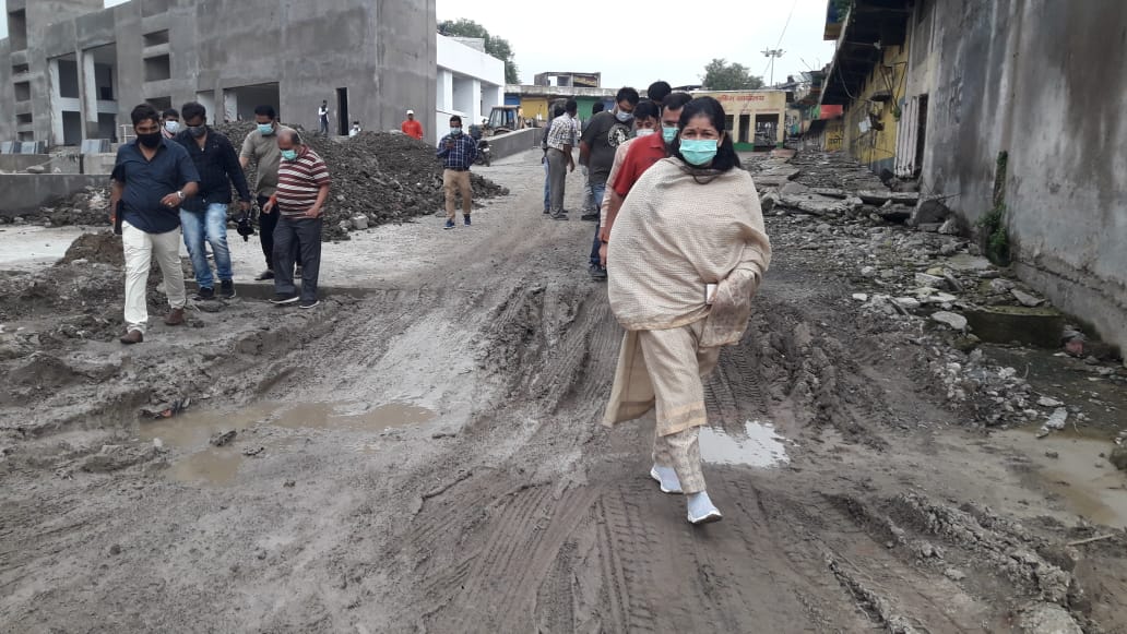 Indore News: अधूरे सरवटे बस स्टैंड का काम देखने पहुंची कमिश्नर