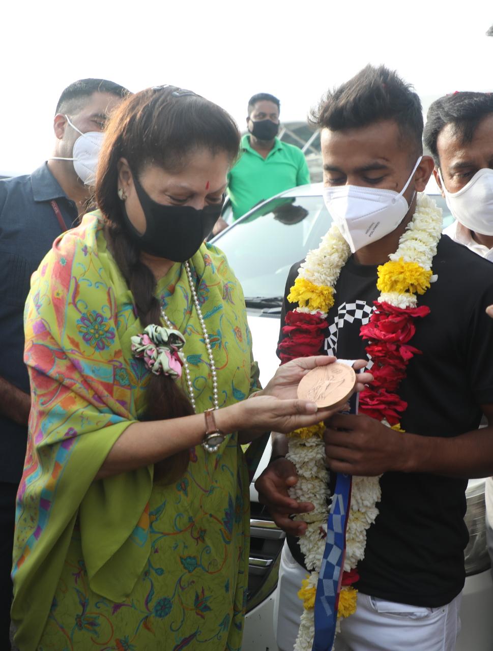 खेल मंत्री यशोधरा हुई भावुक, विवेक सागर ने सौंपा टोक्यो ओलम्पिक मेडल