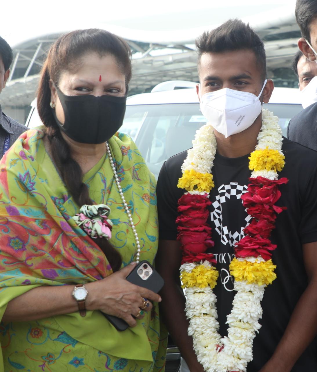 खेल मंत्री यशोधरा हुई भावुक, विवेक सागर ने सौंपा टोक्यो ओलम्पिक मेडल