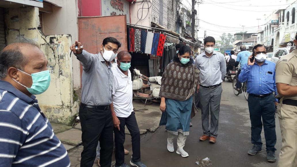 Indore News : आयुक्त ने रोड चौड़ीकरण के संबंध मे क्षेत्र के रहवासियों से की चर्चा