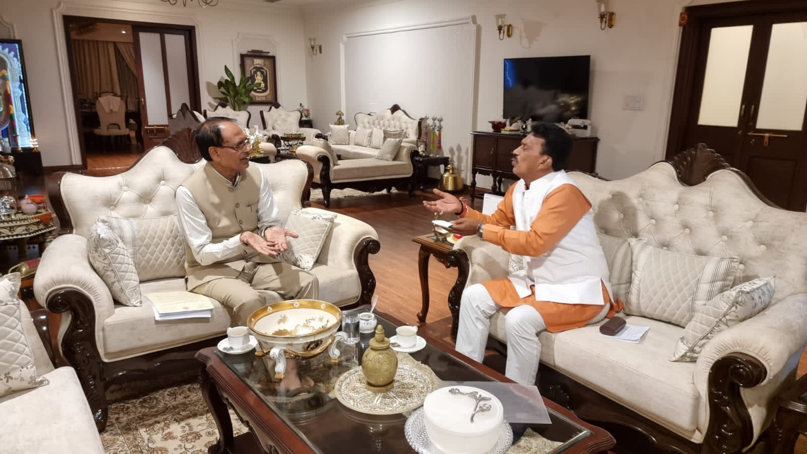 मुख्यमंत्री ने सिलावट से अतिवृष्टि से हुए नुकसान पर की चर्चा, सर्वे टीम के लिए मांगी मदद