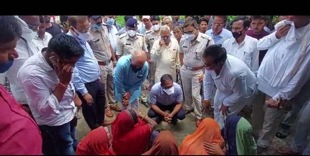 कलेक्टर और पुलिस अधीक्षक मृत व्यक्तियों के परिजनों से मिलने पहुंचे सज्जन खेड़ा